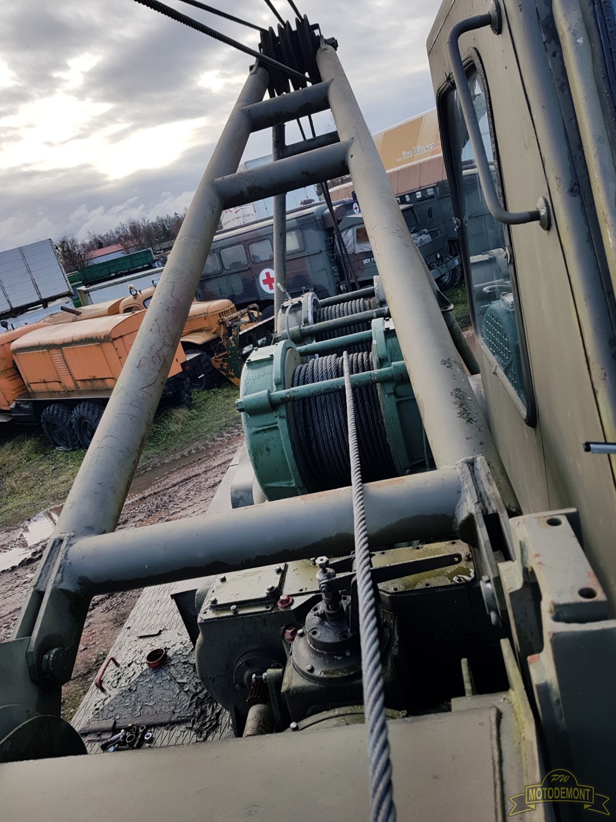 Żuraw średniego udźwigu 9T31M na samochodzie URAL 375